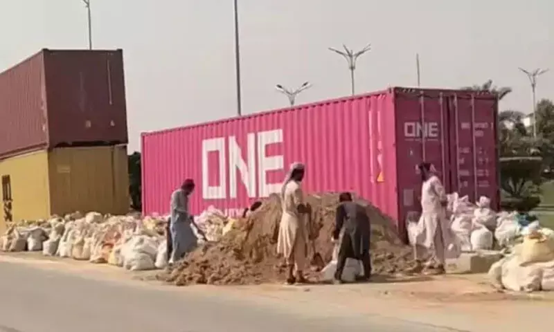 Situationer: THE LONG ROAD TO ATTOCK
