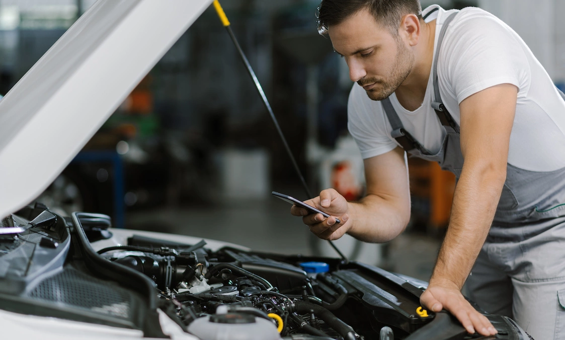 Ford and Rockwell Fast-Track Rookie Technicians With AI