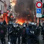 Paris police in new battles with protesters and looters