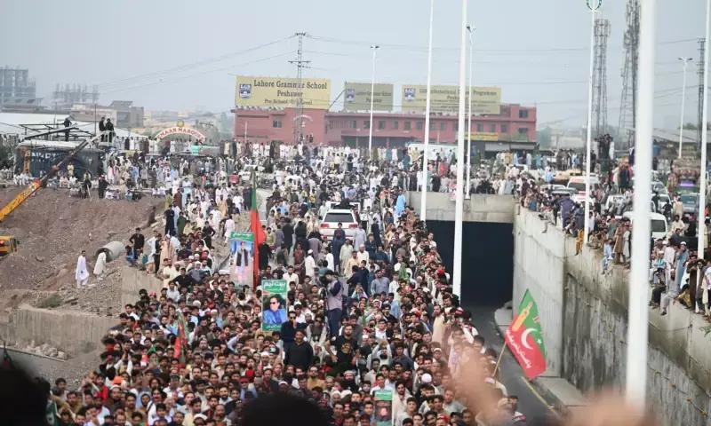 Afridi-led convoy enters Peshawar as PTI long march continues for 5th day