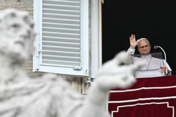Pope addresses crowd in Vatican after cancer surgery