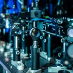 Light and mirrors move large quantum computers closer to reality