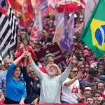 Brazil's Lula and Flávio Bolsonaro wrap up campaigns on eve of tight vote