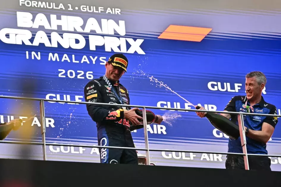 Verstappen continues resurgence with pole for Singapore sprint