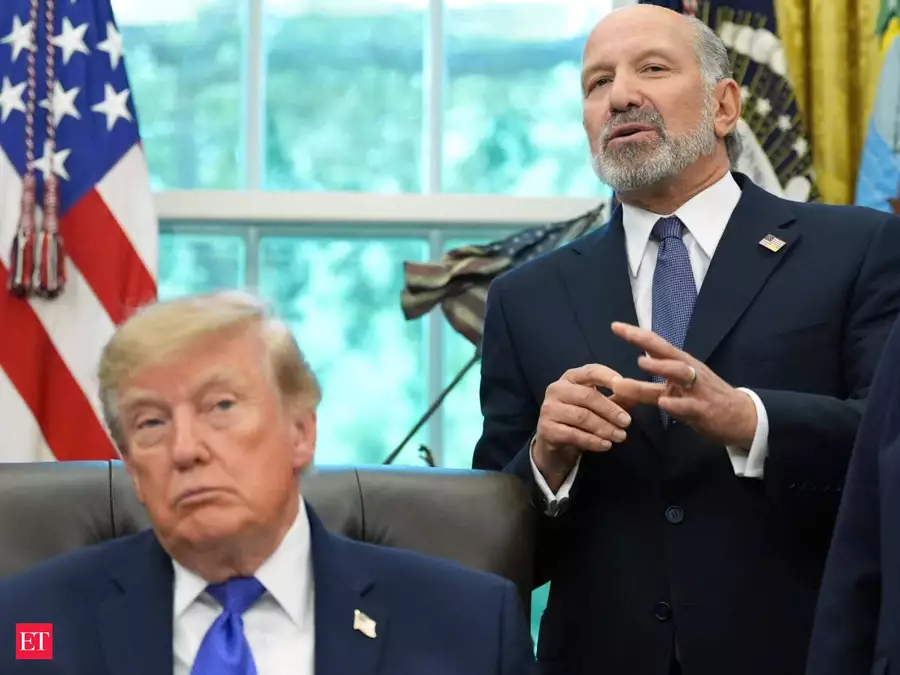 Trump aide discloses $250 million in income 