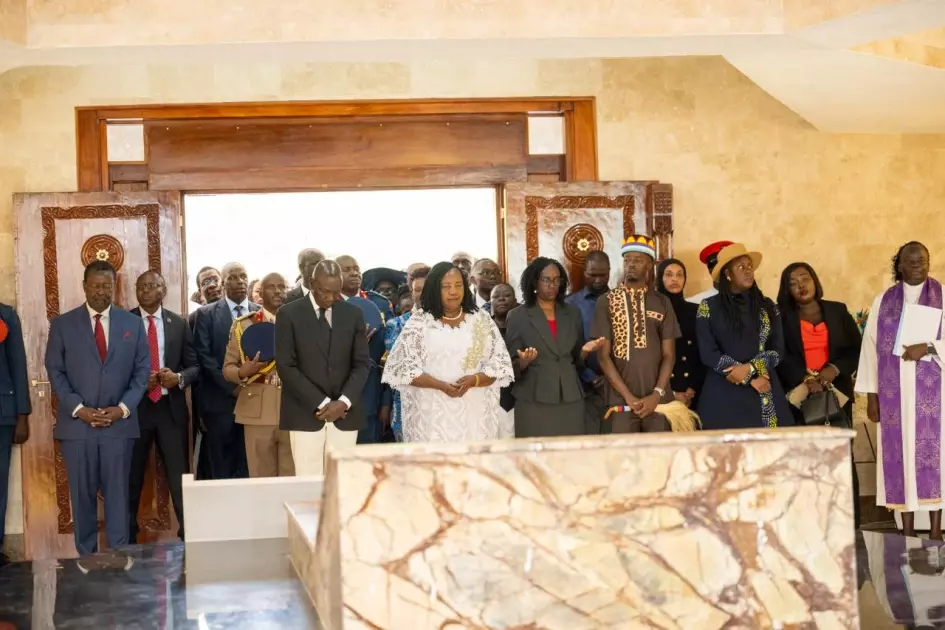Ruto unveils Raila Odinga mausoleum at Kang’o Ka Jaramogi