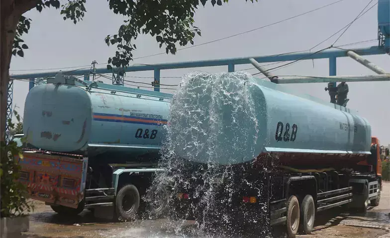 Taps run dry in Karachi's Clifton, Defence as official tanker service faces delays