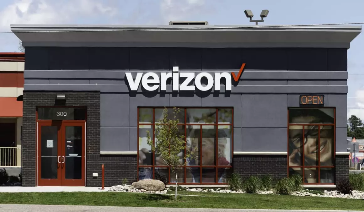 As AT&T, Verizon and T-Mobile shares fall, Wall Street assesses the growing SpaceX threat