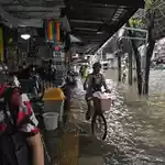Bangkok floods force thousands into shelters