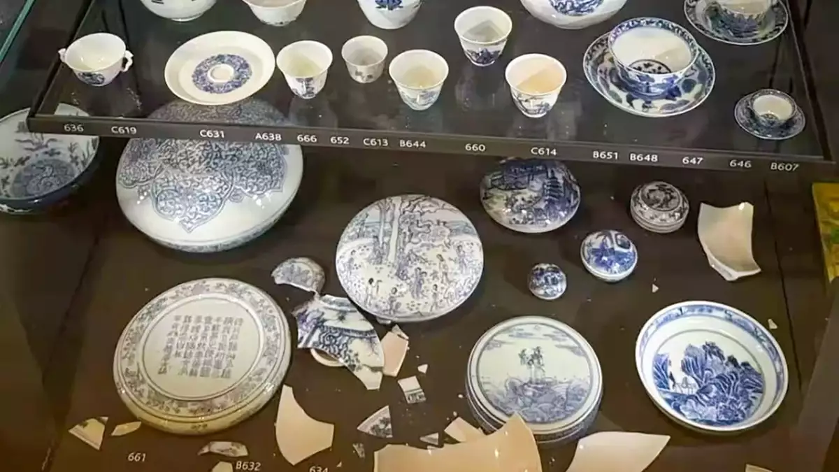 Cracks in security? Qing dynasty ceramics damaged in British Museum display