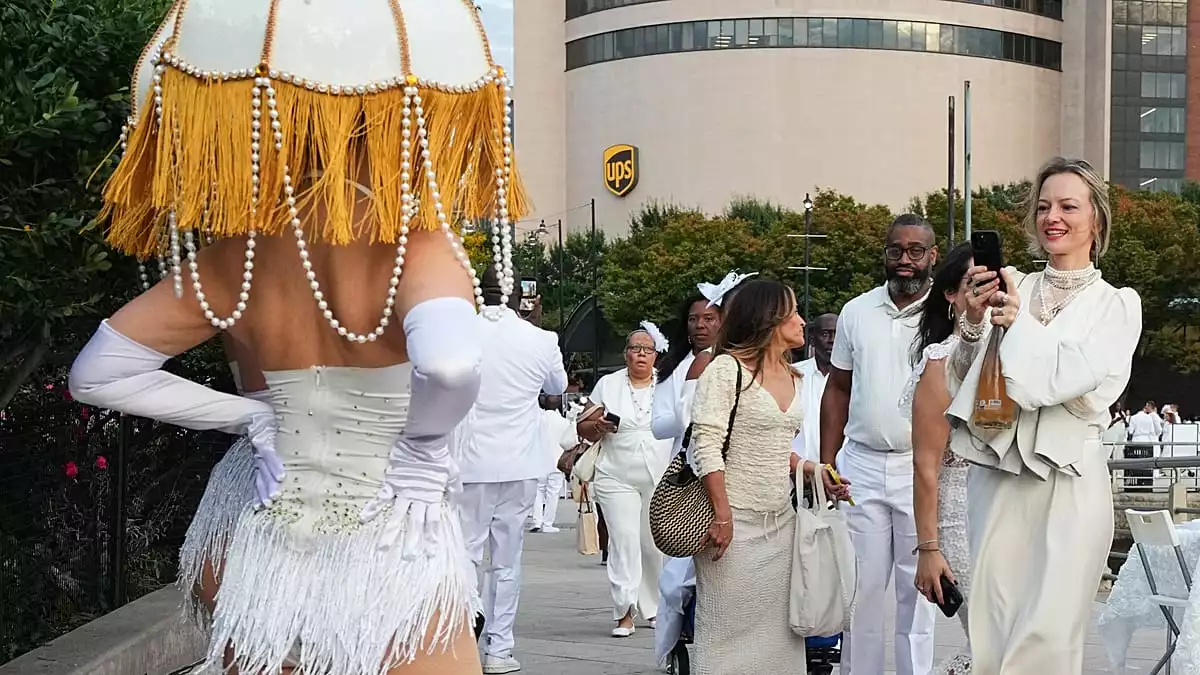 New York hosts secret dîner en blanc with Parisian belle époque theme