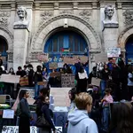 Barricades & the blame game: the French school protests
