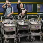 Strangers and railway staff help Chinese couple bring quintuplets home by train