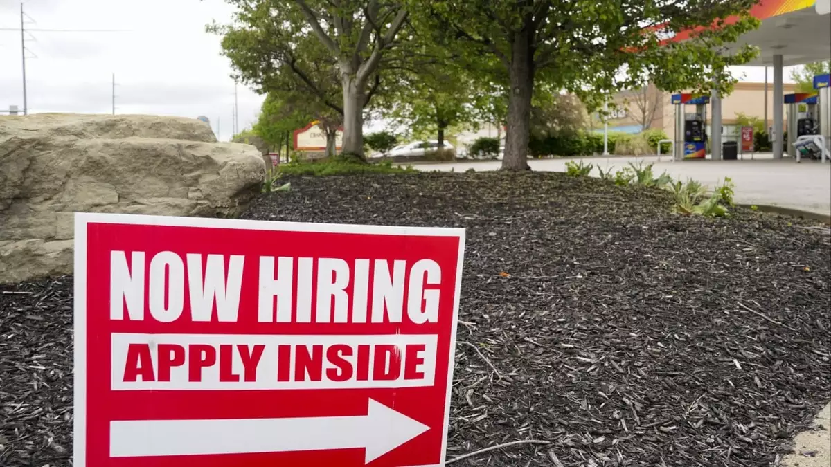 US jobless claims fall to lowest since mid-July