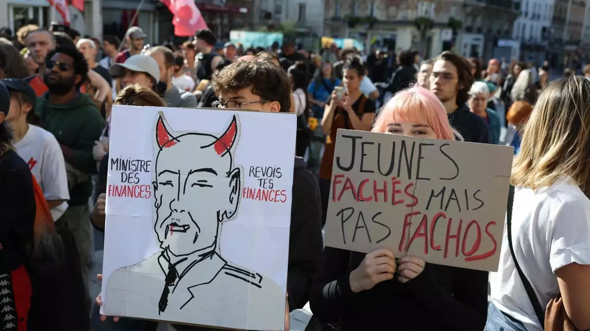 Hundreds of schools to close on Monday as education protests rock France