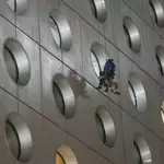2 workers dangle more than 30 storeys up after Jardine House gondola fault