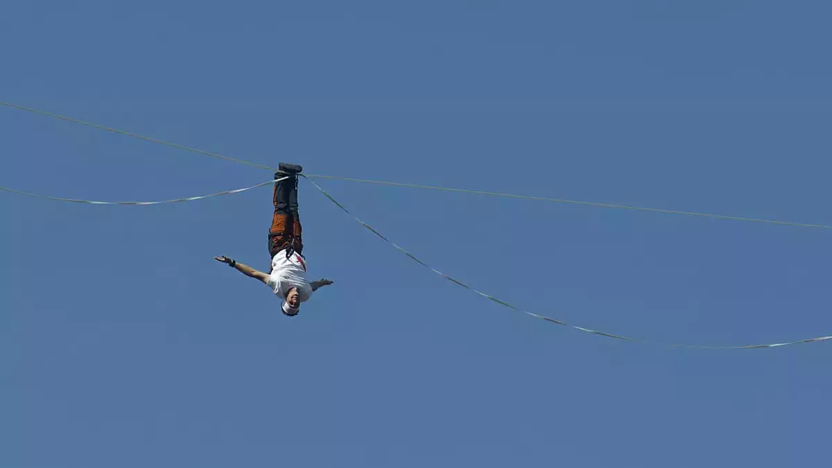 Estonian slackliner takes on 120-metre-high line above Seoul