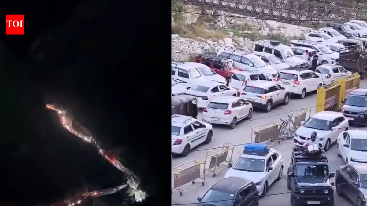 Massive traffic jams hit Himachal, Uttarakhand on long weekend