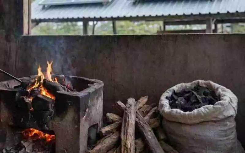 Firewood, charcoal dominate kitchens despite big investments in clean cooking