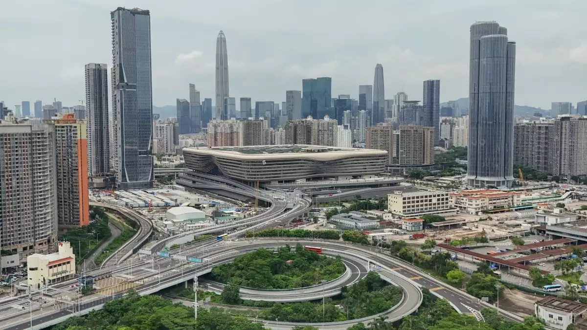 1,500 Hong Kong residents tour revamped Huanggang Port border crossing