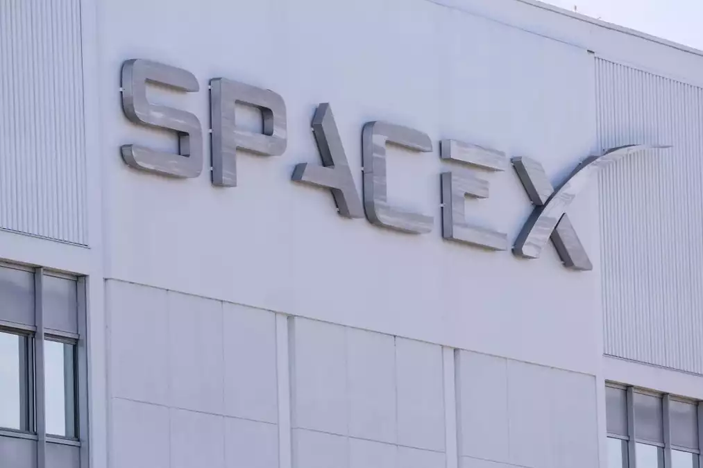 SpaceX’s Starlink Mobile plans are pressuring AT&T and Verizon shares