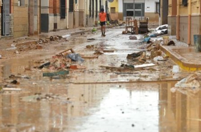 One dead and scores rescued in floods in Spain