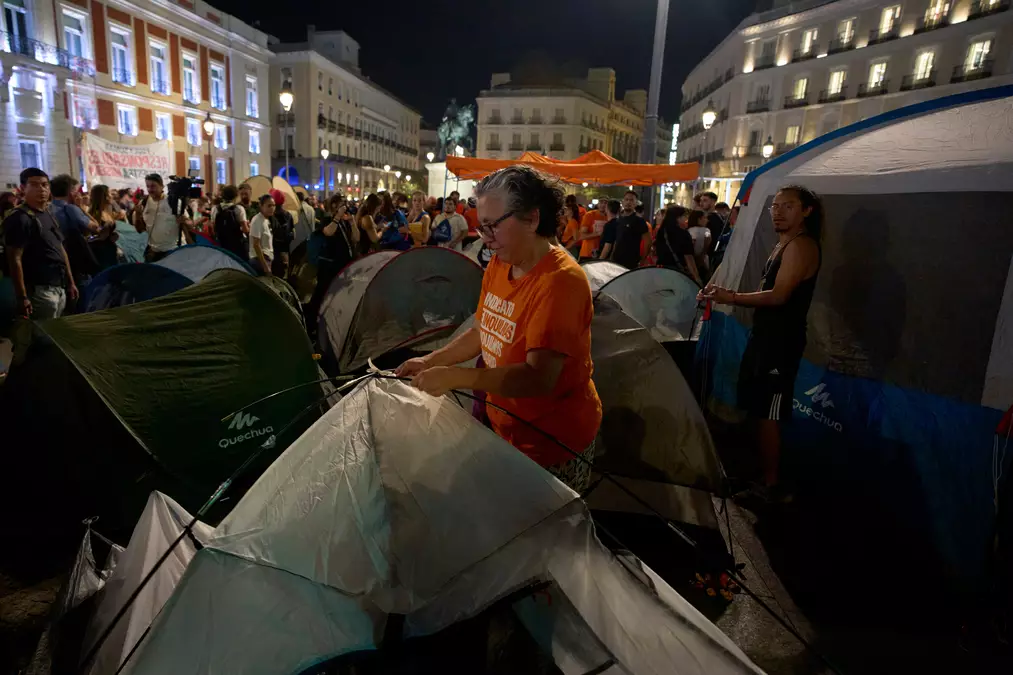 Spanish protesters march on Parliament as emergency housing decrees are set to be rejected