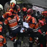 Five dead as bottom of Istanbul building crumbles