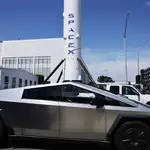 Why investors should be skeptical of a potential Tesla-SpaceX merger