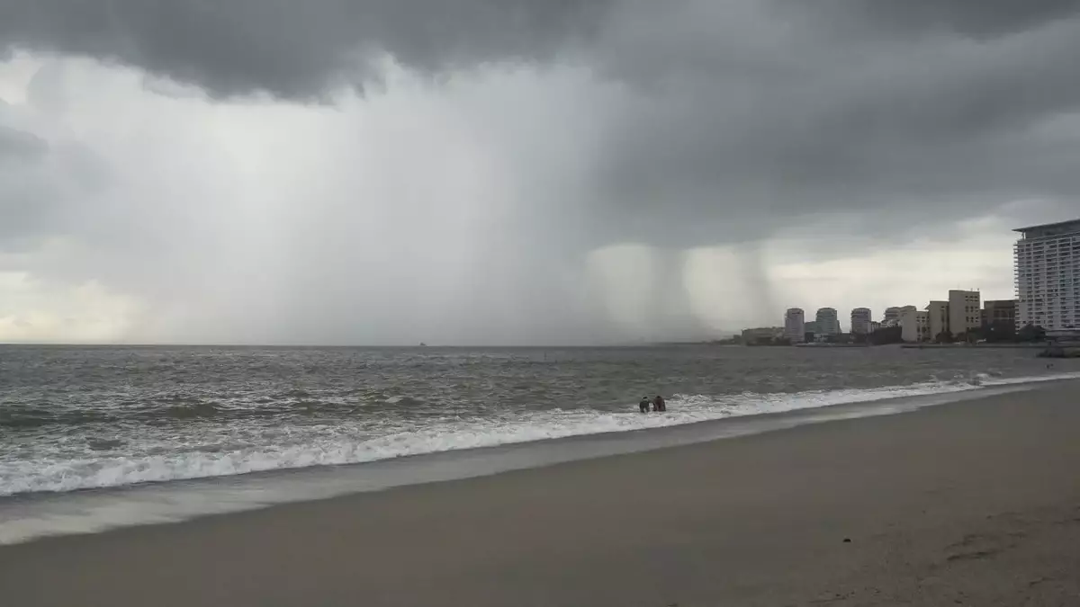Hurricane Trudy threatens Mexican coast with flooding, mudslides