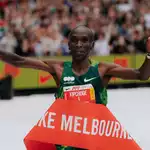 Eliud Kipchoge wins Melbourne marathon, breaks course record to end 3-year drought
