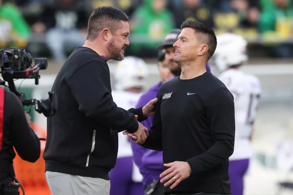 
				Unlikely Source Offered Help to Oregon’s Dan Lanning After Dante Moore Injury
			