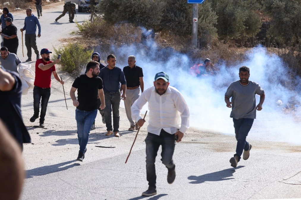 Settler attacks injure 3 Palestinian olive harvesters in West Bank, local sources say