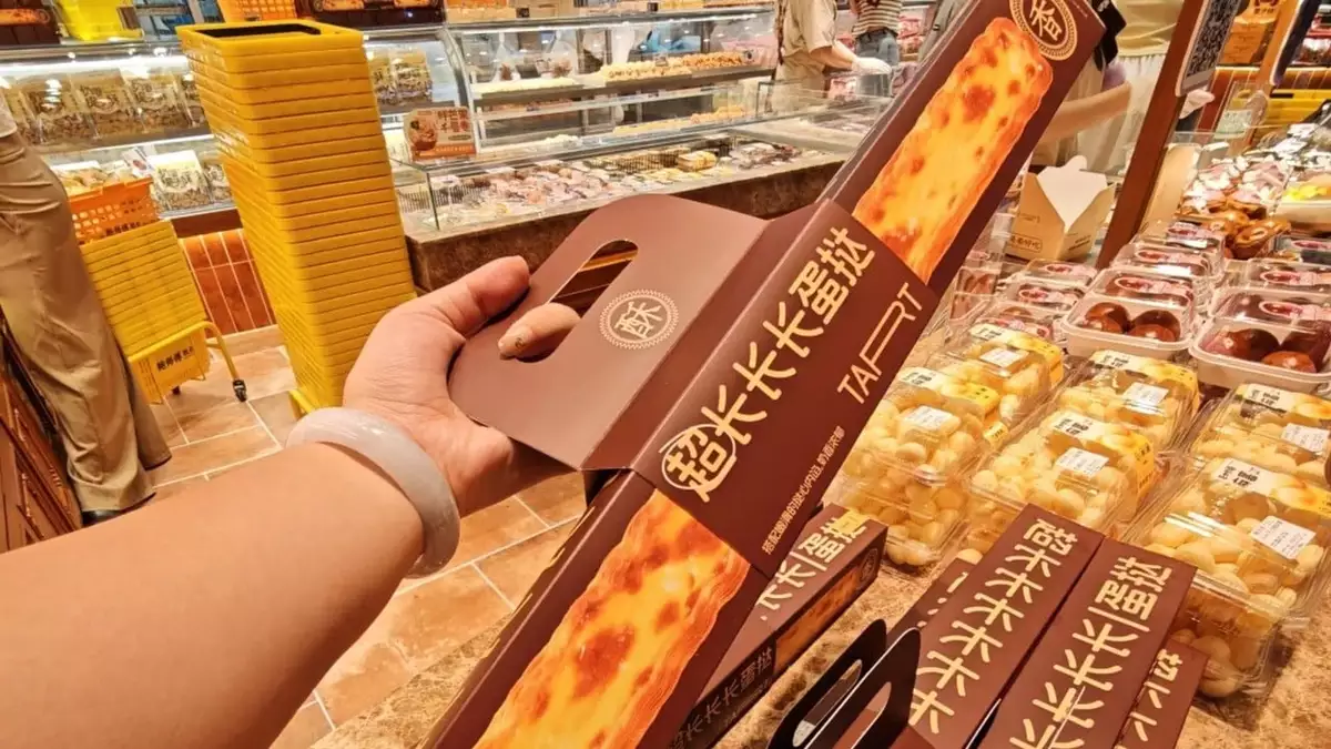 National Day: Hongkongers visit Shenzhen for shopping and 60cm egg tarts
