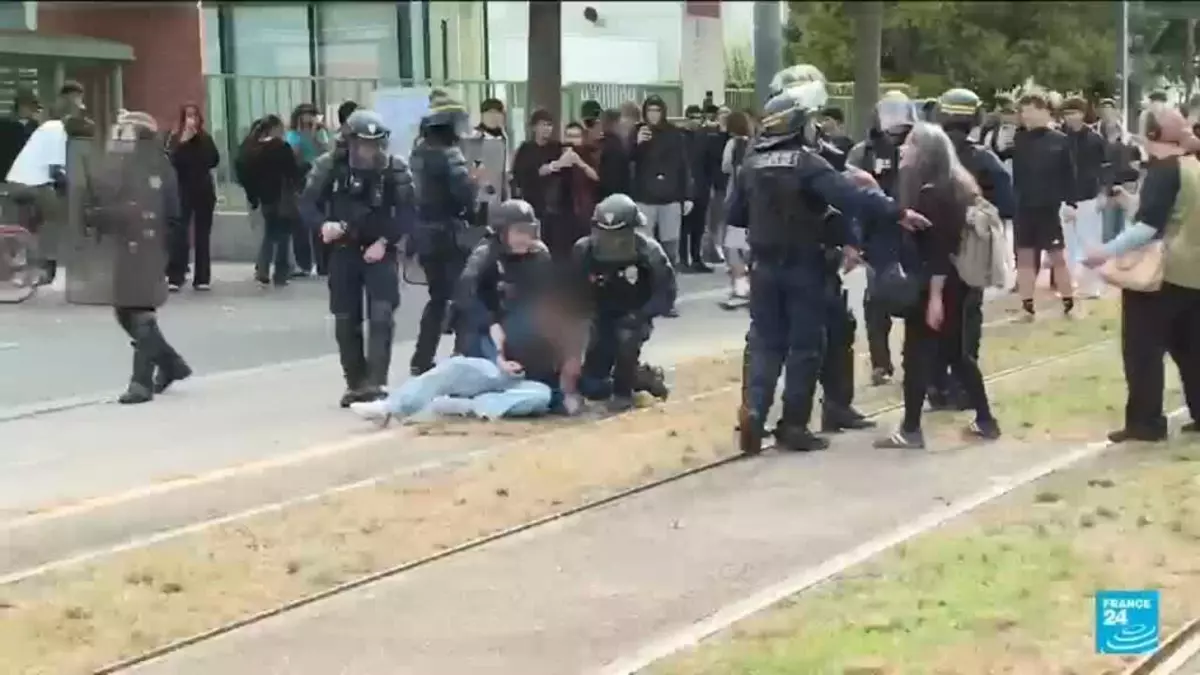 France schools protests: more than 6,100 arrested since start of demonstrations