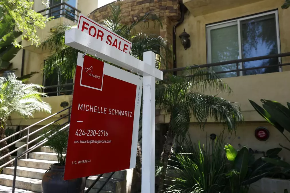 Pending home sales sink to 25-year low as buyers flee high mortgage rates