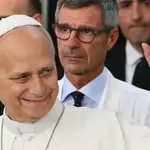 Smiling pope returns to Vatican after cancer surgery