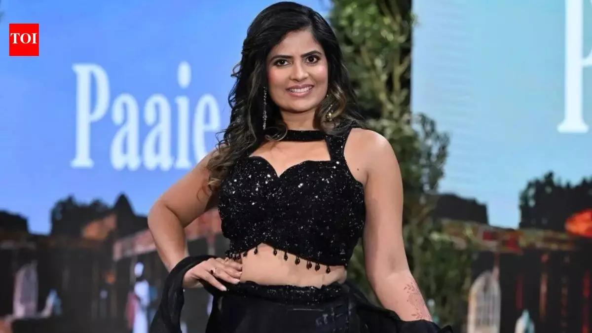 From software engineer to $100-an-hour mehndi artist: How a woman turned childhood art into a side hustle