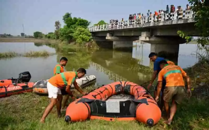 India festival boat capsize kills 13 children