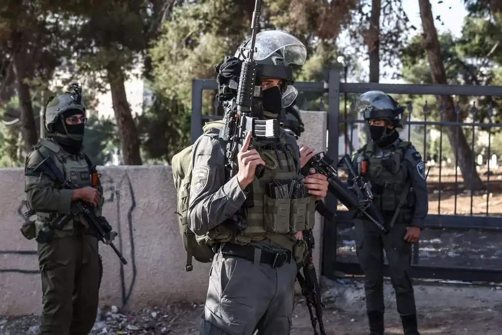 West Bank attack wounds 5 Israelis as Netanyahu cancels events