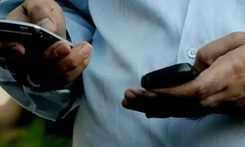 Mobile services reportedly non-functional in parts of Peshawar ahead of PTI march’s expected arrival