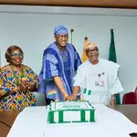 Ghana Presents Independence Cake to Nigeria