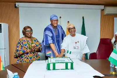 Ghana Presents Independence Cake to Nigeria