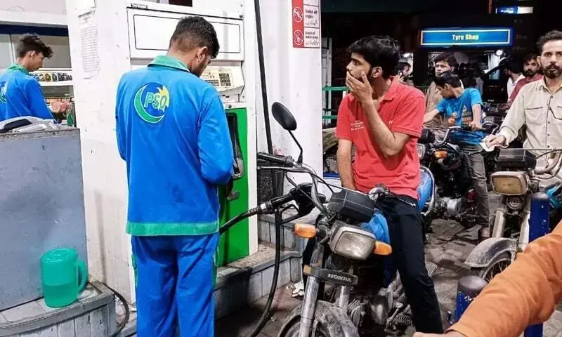 Govt reduces petrol price by Re0.66 per litre, raises high-speed diesel rate by Re0.52