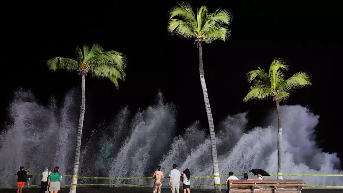 2 dead, 10 missing as hurricane and tropical storm hit Mexico