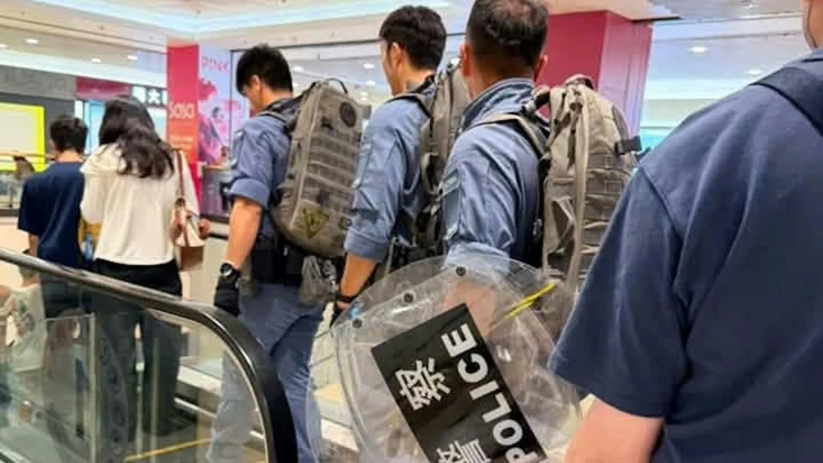 Police surround Wong Tai Sin flat after woman reportedly seen with knife in area