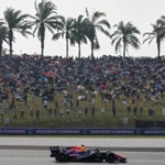 Red Bull’s Verstappen grabs pole position for Bahrain GP