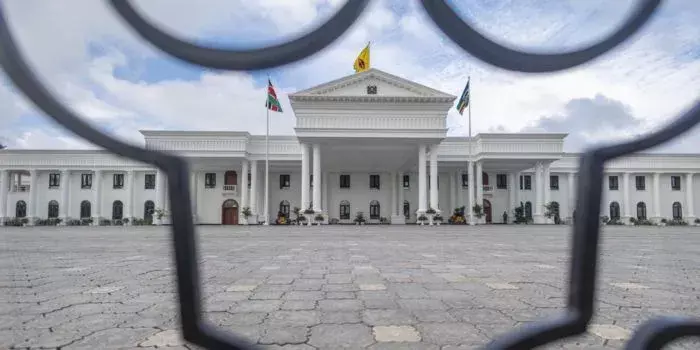 Man Arrested After Reportedly Trying to Force Way Into State House Gate