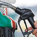 Govt reduces petrol price by Rs1.60 per litre, raises high-speed diesel rate by Rs1.64