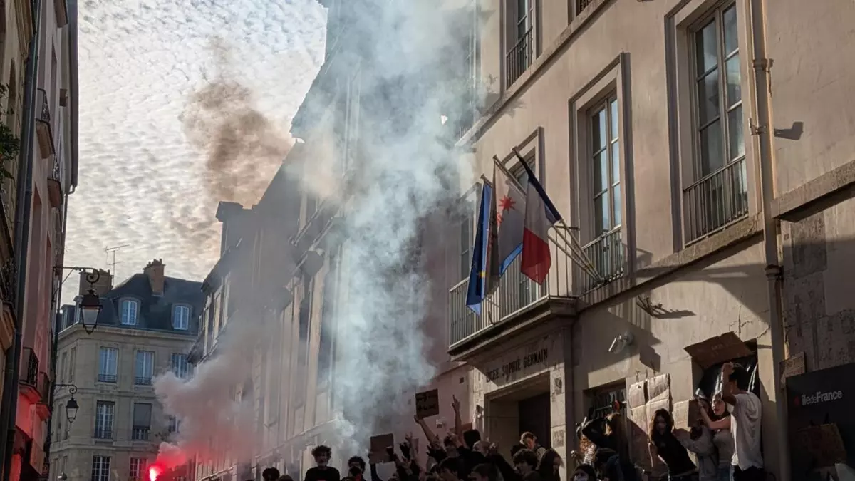 'We're fed up': Paris students rise up in a movement that shows no sign of slowing